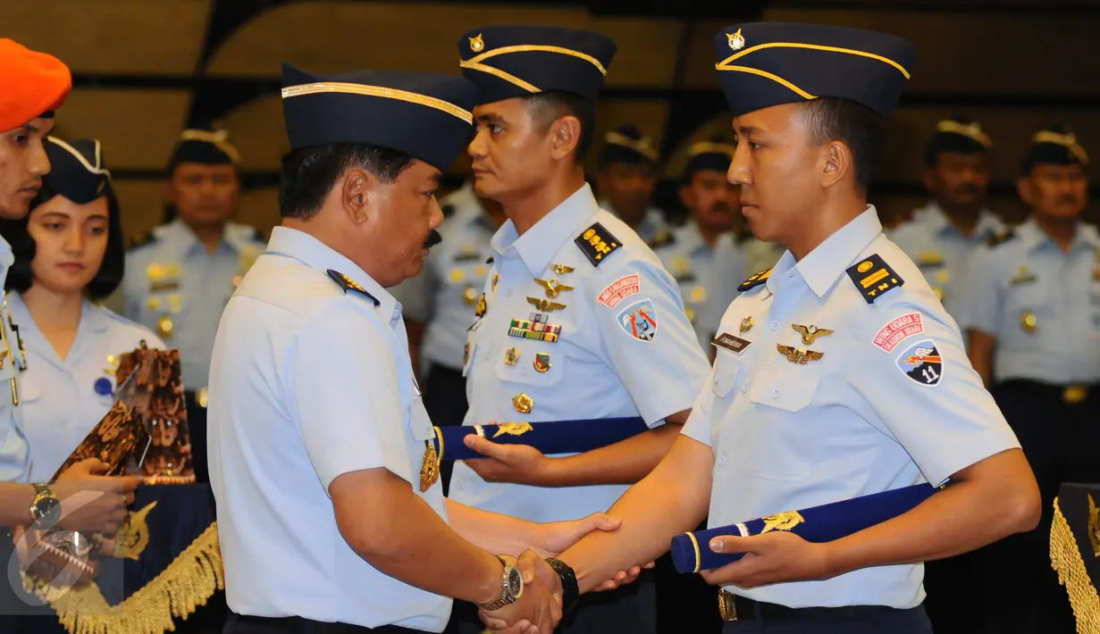 KSAU, Marsekal TNI Hadi Tjahjanto menyalami Lettu PNB Ahmad Finandika usai memberikan penghargaan Welldone di Mabes TNI AU, Jakarta, Jumat (21/4). Welldone diberikan atas tingginya profesionalisme kedua penerbang. (Liputan6.com/Helmi Fithriansyah)