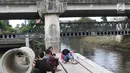 Warga beraktivitas di sekitar aliran Kali Ciliwung, Jakarta, Selasa (26/3). Normalisasi Kali Ciliwung terganjal pembebasann lahan yang dikuasai warga. Pemprov DKI Jakarta menargetkan tahun 2019 masalah pembebasan tuntas. (Liputan6.com/Immanuel Antonius)