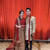 Boy William dan Karen Vendella dalam balutan baju India bergaya mewah nuansa warna gold dan merah (Foto: Instagram @karbearv)