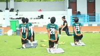 Menerapkan Variasi Latihan, Pemain Persikabo Menjalani Aktivitas Yoga Bersama