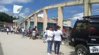 Sejumlah ibu-ibu berpakaian putih-putih melakukan penjagaan di posko penanganan Covid-10 di Desa Buntubuda, Mamasa (Liputan6.com/Abdul Rajab Umar)