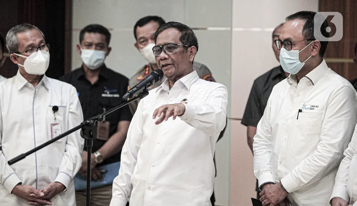 Menko Polhukam Mahfud MD (tengah) didampingi Wakil Ketua KPK Alexander Marwata (kiri) dan Kepala PPATK Ivan Yustiavandana (kanan) menyampaikan keterangan terkait situasi Papua usai penetapan Gubernur Papua Lukas Enembe sebagai tersangka kasus korupsi di Gedung Kemenko Polhukam, Jakarta, Senin (19/9/2022). Mahfud menyebut panasnya kondisi Papua tak lepas dari penetapan Gubernur Papua Lukas Enembe sebagai tersangka korupsi oleh KPK. (Liputan6.com/Faizal Fanani)
