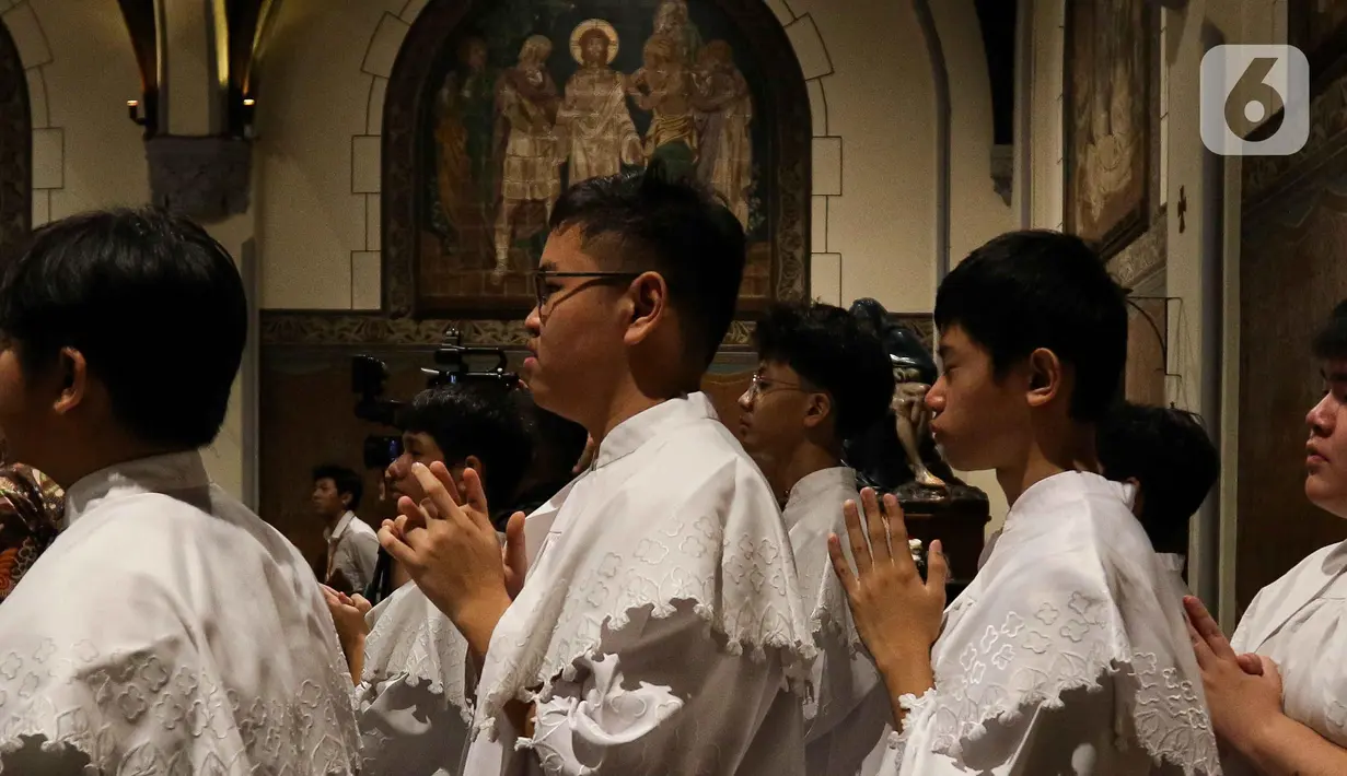 Pihak Gereja Katedral Jakarta juga telah menyiapkan kemungkinan penambahan kursi jika diperlukan, guna memastikan seluruh umat dapat mengikuti perayaan dengan nyaman dan aman. (Liputan6.com/Herman Zakharia)