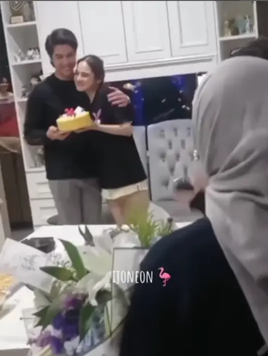 Momen El Rumi beri kejutan ulang tahun untuk Syifa Hadju. [Foto: Instagram/elsyifans3013]