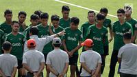 Pemain Timnas Indonesia U-22 berkumpul sebelum memulai latihan di Stadion Madya Senayan, Jakarta, Kamis (17/1). Latihan ini merupakan persiapan jelang Piala AFF U-22. (Bola.com/Yoppy Renato)