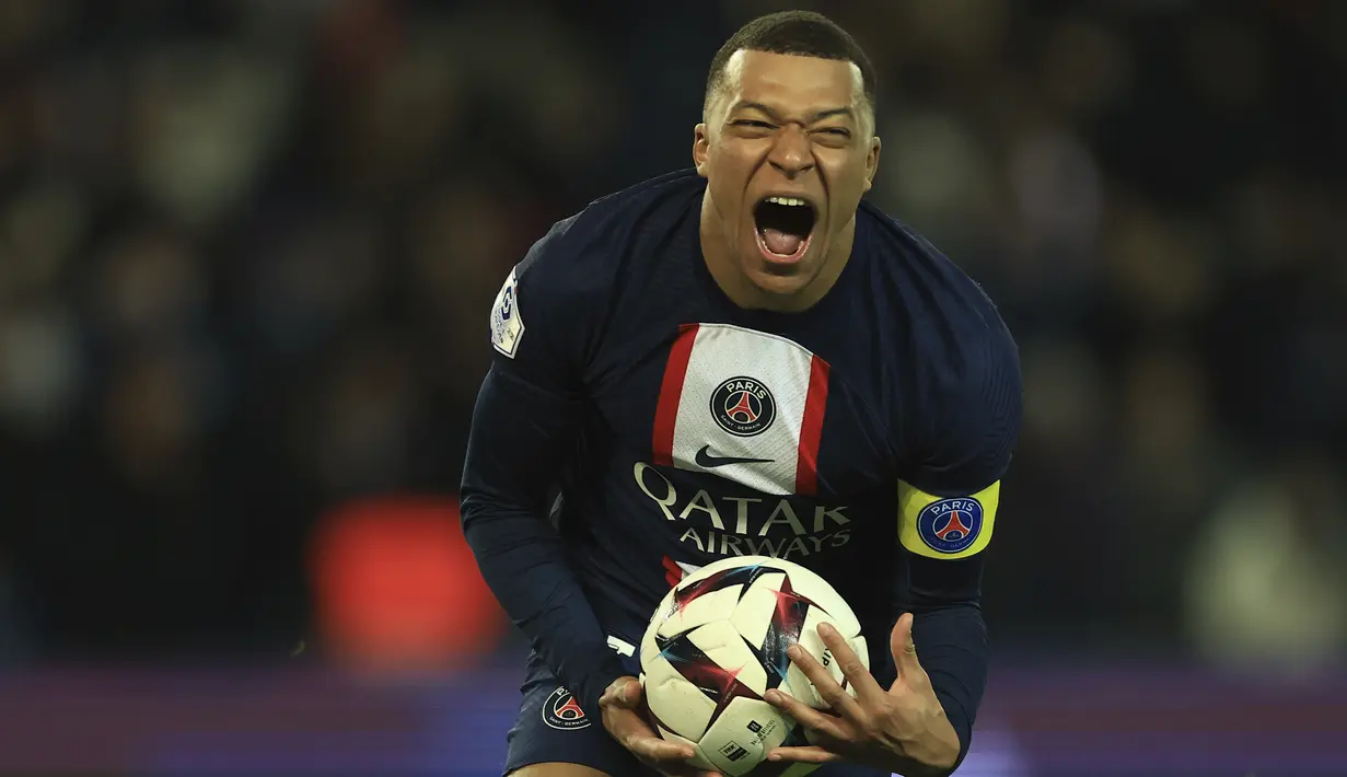 Penyerang Paris Saint-Germain atau PSG, Kylian Mbappe berselebrasi setelah mencetak gol keempat timnya ke gawang Nantes pada pekan ke-26 Ligue 1 atau Liga Prancis 2022-2023 di Parc des Princes, Minggu (5/3/2023) dini hari WIB. PSG sukses memetik kemenangan di lanjutan Ligue 1 2022/2023. (AP Photo/Aurelien Morissard)