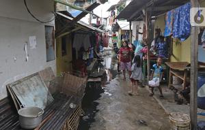 Aktivitas warga di permukiman padat kawasan Muara Angke, Jakarta, Rabu (5/2/2020). Warga pesisir Jakarta yang mayoritas hanya berprofesi sebagai nelayan merupakan salah satu golongan rentan kemiskinan karena kesejahteraannya belum diperhatikan penuh oleh pemerintah. (Liputan6.com/Herman Zakharia)
