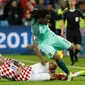 Bek Kroasia, Darijo Srna saat menghadang laju pemain Portugal Renato Sanches  pada pertandingan babak 16 besar piala Eropa 2016 di  Stade Bollaert, Lens , Prancis, (26/6). Portugal tumbangkan Kroasia dengan skor tipis 1-0. (REUTERS / Gonzalo Fuentes)