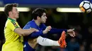 Pemain Norwich City, Christoph Zimmermann berebut bola dengan pemain Chelsea, Alvaro Morata pada partai ulangan babak ketiga Piala FA di Stadion Stamford Bridge, Rabu (17/1). Chelsea menang lewat adu penalti dengan skor 5-3. (AP/Alastair Grant)