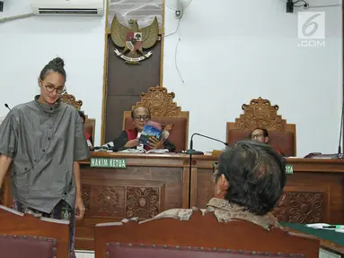 Aktris Nadine Chandrawinata saat mengikuti sidang di Pengadilan Negeri Jakarta Selatan, Selasa (5/12). Nadine menjadi saksi untuk kasus dugaan kepemilikan senjata api ilegal dan satwa langka Gatot Brajamusti. (Liputan6.com/Herman Zakharia)