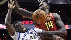 Pemain Warriors, Draymond Green #23 berusaha menghalau bola dari pemain Atlanta Hawks, Dewayne Dedmon #14 pada laga NBA basketball game  di Philips Arena, Atlanta, (2/3/2018). Warriors menang 114-109. (AP/John Amis)