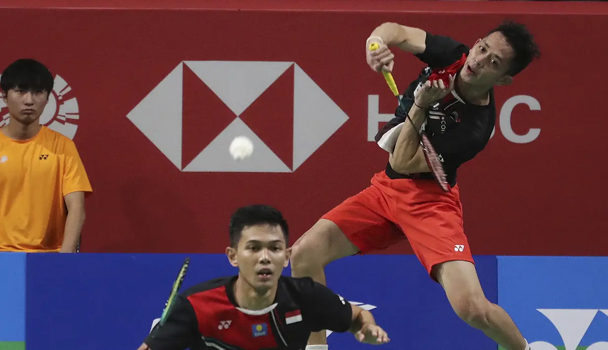 Ganda putra Indonesia, Fajar Alfian/Muhammad Rian Ardianto saat melawan  Takeshi Kamura/Keigo Sonoda pada final Korea Terbuka 2019 di Incheon (29/9/2019). Fajar /Rian menang atas Takeshi Kamura/Keigo Sonoda 21-16, 21-17. (AP Photo/Ahn Young-joon)
