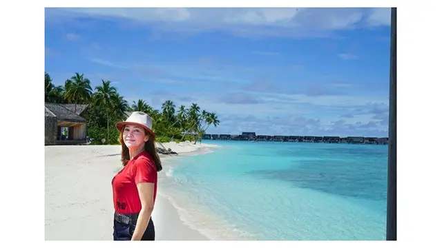 6 Gaya Maia Estianty saat Liburan di Pantai, Tetap Stylish