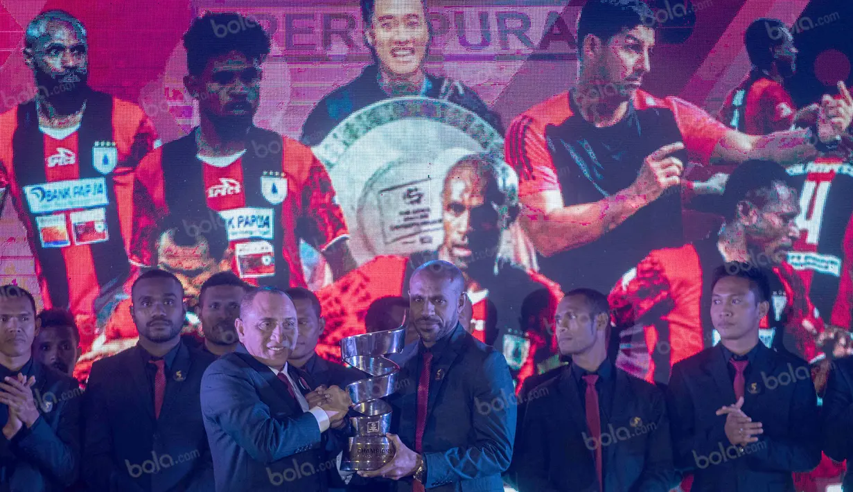 Persipura Jayapura sebagai juara TSC 2016 mendapatkan hadiah uang sebesar tiga miliar rupiah pada Awarding Night TSC 2016 di Hotel Aryaduta Bandung, Jawa Barat, Minggu (8/1/2017). (Bola.com/Vitalis Yogi Trisna)