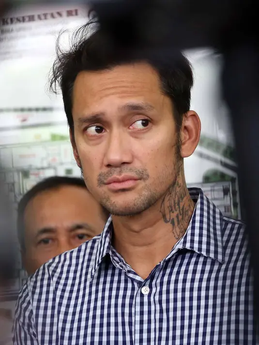 Bukan tanpa alasan pihak yang berwajib mengizinkan Tora keluar dari RSKO. Menurut Vivick Tanjung, Kasat Narkoba Polres Jakarta Selatan di RSKO Cibubur, Jakarta Timur, Senin (14/8), faktor kesehatan yang membuat ini terjadi. (Nurwahyunan/Bintang.com)