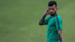 Gelandang Timnas Indonesia, Stefano Lilipaly, fokus mengikuti latihan di Lapangan SPH Karawaci, Banten, Minggu (11/12/2016). (Bola.com/Vitalis Yogi Trisna)