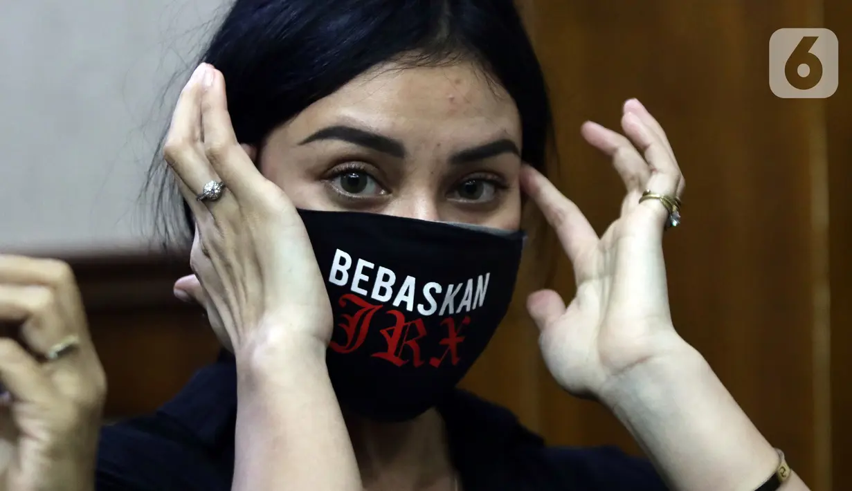 Nora Alexandra saat menghadiri sidang pembacaan putusan atas kasus dugaan pengancaman terhadap pegiat media sosial Adam Deni dengan terdakwa musisi I Gede Ari Astina alias Jerinx di Pengadilan Negeri (PN) Jakarta Pusat, Kamis (24/2/2022). (Liputan6.com/Helmi Fithriansyah)