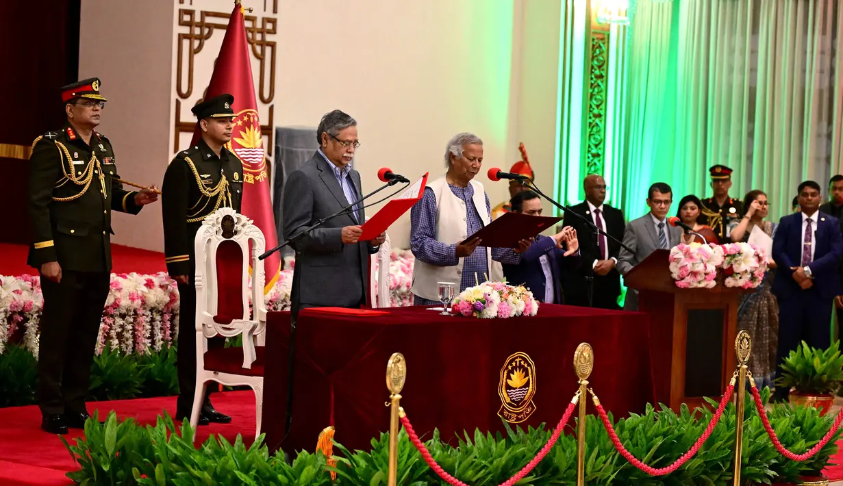 Muhammad Yunus diangkat menjadi kepala pemerintahan sementara Bangladesh menyusul aksi unjuk rasa yang berujung pada kerusuhan yang mengakhiri kekuasaan Sheikh Hasina selama 15 tahun. (MUNIR UZ ZAMAN/AFP)