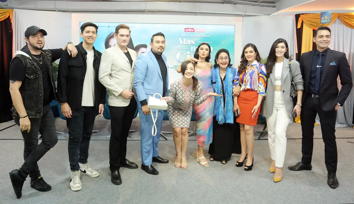 Selanjutnya Kiki Zulkarnain selaku Chief Program & Communications Officer ANTV mengungkapkan. “Dalam serial Atas Nama Cinta, kami hadirkan Jonas Rivanno dan Donny Michael dengan kemampuan aktingnya yang sudah tidak diragukan lagi.” ujarnya. [Foto: Bambang E Ros/Fimela.com]