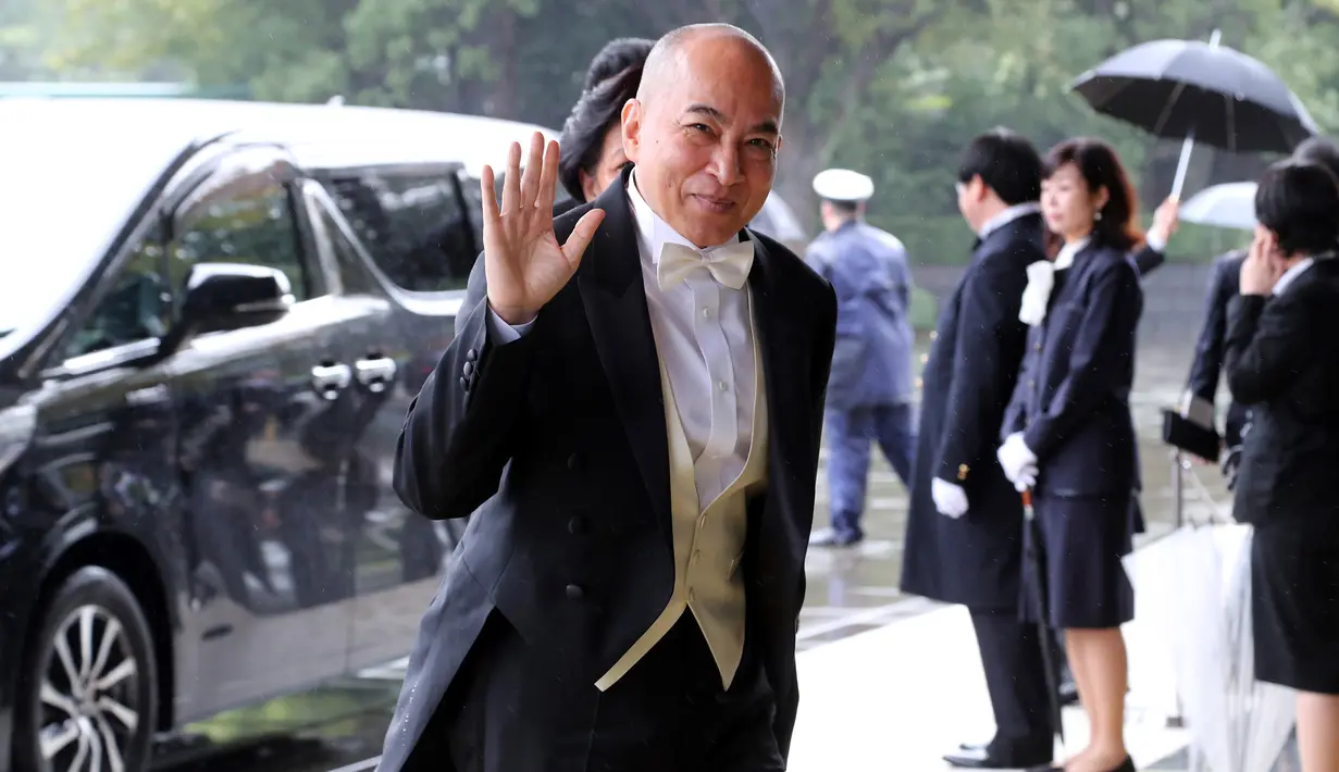 Raja Kamboja Norodom Sihamoni tiba untuk menghadiri upacara penobatan Kaisar Naruhito di Istana Kekaisaran, Tokyo, Jepang, Selasa (22/10/2019). Kaisar Jepang Naruhito akan menjalani rangkaian ritual penobatan resmi kekaisaran hari ini. (AP Photo/Koji Sasahara, Pool)