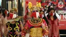 Penari mengenakan pakaian tradisional menampilkan tarian khas daerah-daerah Indonesia dalam acara "Tunjukan Indonesiamu, Satukan Negeri" di Jakarta, Sabtu (15/8/2020). Acara yang digelar virtual tersebut untuk mengampanyekan budaya Indonesia dan memperingati HUT ke-75 RI. (Liputan6.com/Johan Tallo)
