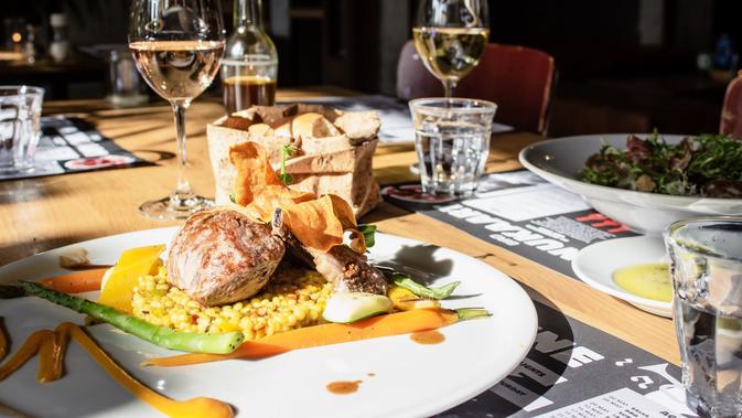 Ilustrasi makan di meja makan (dok.unsplash/@shotsoflouis)