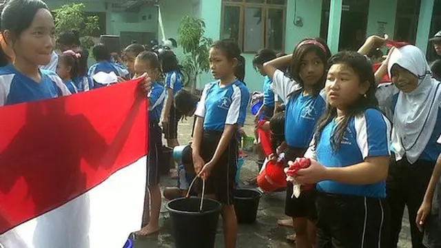 Ratusan siswa SD di Solo cuci Bendera Merah Putih. ©2015 merdeka.com/arie sunaryo