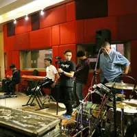 Diantara para musisi Tanah Air terus melakukan latihan jelang beberapa hari tampil. Diantaranya, artis senior Sophia Latjuba. Ibu Eva Celia itu akan tampil bersama Nev+ dan Dea Dahlia. (Nurwahyunan/Bintang.com)