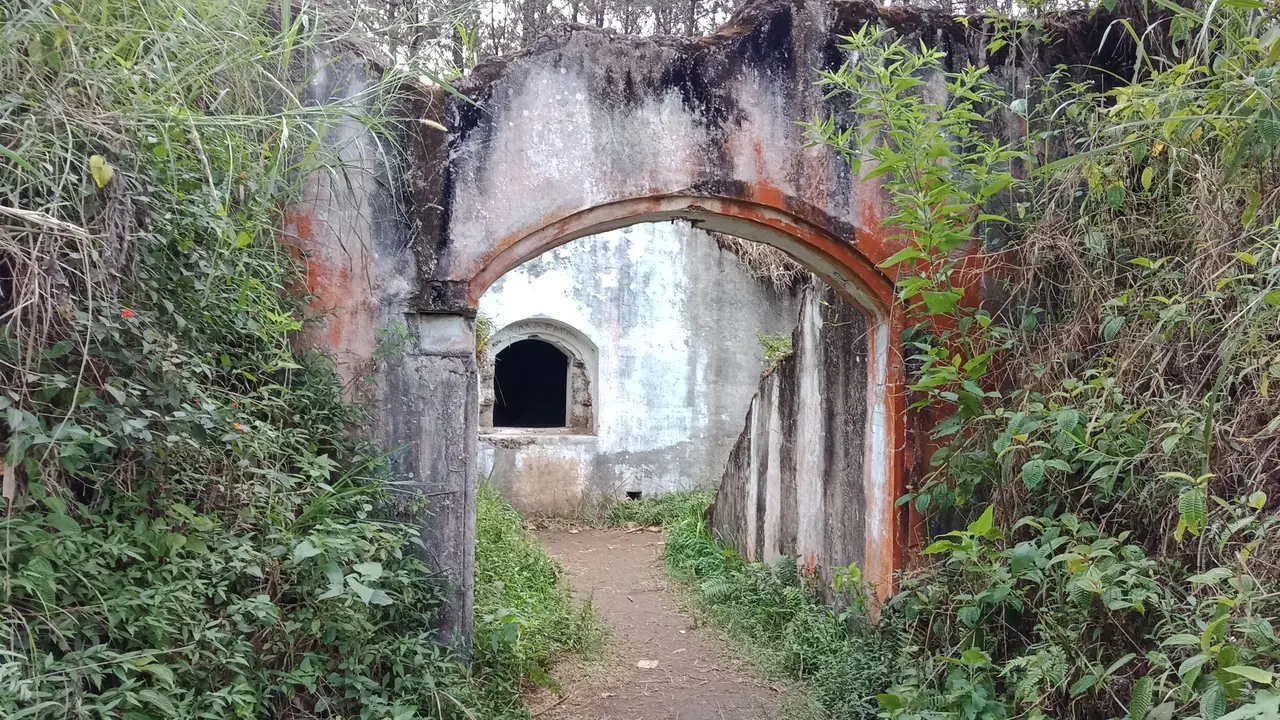 Benteng Gunung Putri