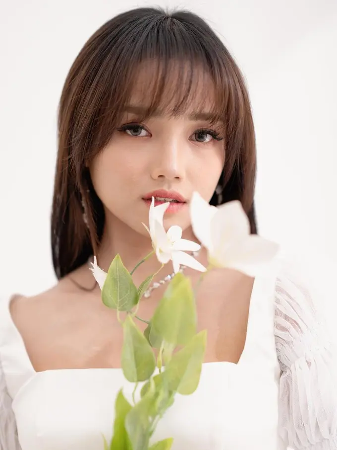 7 Pemotretan Terbaru Fuji dengan Gaun Pengantin, Tampil Elegan