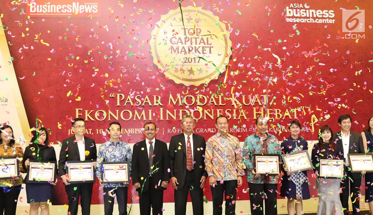 Sejumlah peraih penghargaan berfoto bersama dalam acara Top Capital Market 2017 di Jakarta, Jumat (10/11). Penghargaan ini diberikan majalah BusinessNews Indonesia bekerja sama dengan Asia Business Research Center (ABRC). (Liputan6.com/Immanuel Antonius)