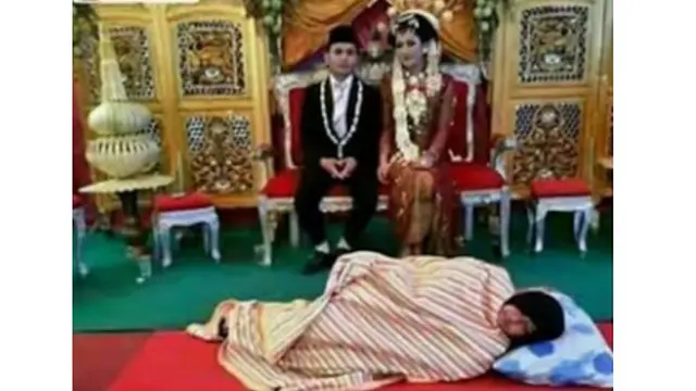 6 Momen Kocak Emak-Emak di Pernikahan Ini Bikin Elus Dada
