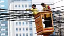 Sesuai Perda terkait Sarana Jaringan Utilitas Terpadu (SJUT), rencananya semua kabel optik di udara akan ditertibkan dan ditanam. (Liputan6.com/Angga Yuniar)