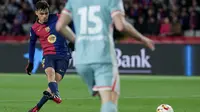 Pedri menyumbangkan satu gol saat Barcelona bermain imbang 4-4 kontra Atletico Madrid pada laga leg pertama semifinal Copa del Rey di&nbsp;Estadi Olimpic Lluis Companys, Rabu (26/2/2025) dini hari WIB. (AFP/Lluis Gene)