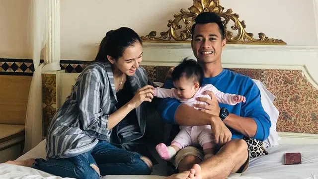 Jarang Tersorot, Ini 6 Potret Kebersamaan Eza Gionino dan Keluarga Kecilnya