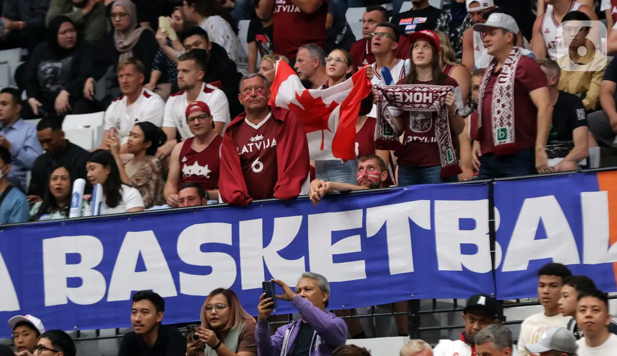 Laga terakhir penyisihan Grup H FIBA World Cup 2023 antara Latvia dan Kanada juga disaksikan para suporter dari timnas basket Kanada yang berlangsung di Indonesia Arena, Gelora Bung Karno, Jakarta, Selasa (29/8/2023). (Liputan6.com/Helmi Fithriansyah)