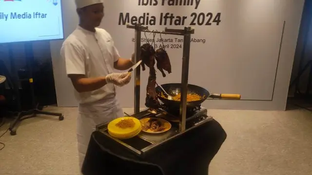 Chef Ariyanto memasak Nasi Goreng Kambing di Buka bersama ibis Family Indonesia di Ibis Styles Jakarta Tanah Abang.