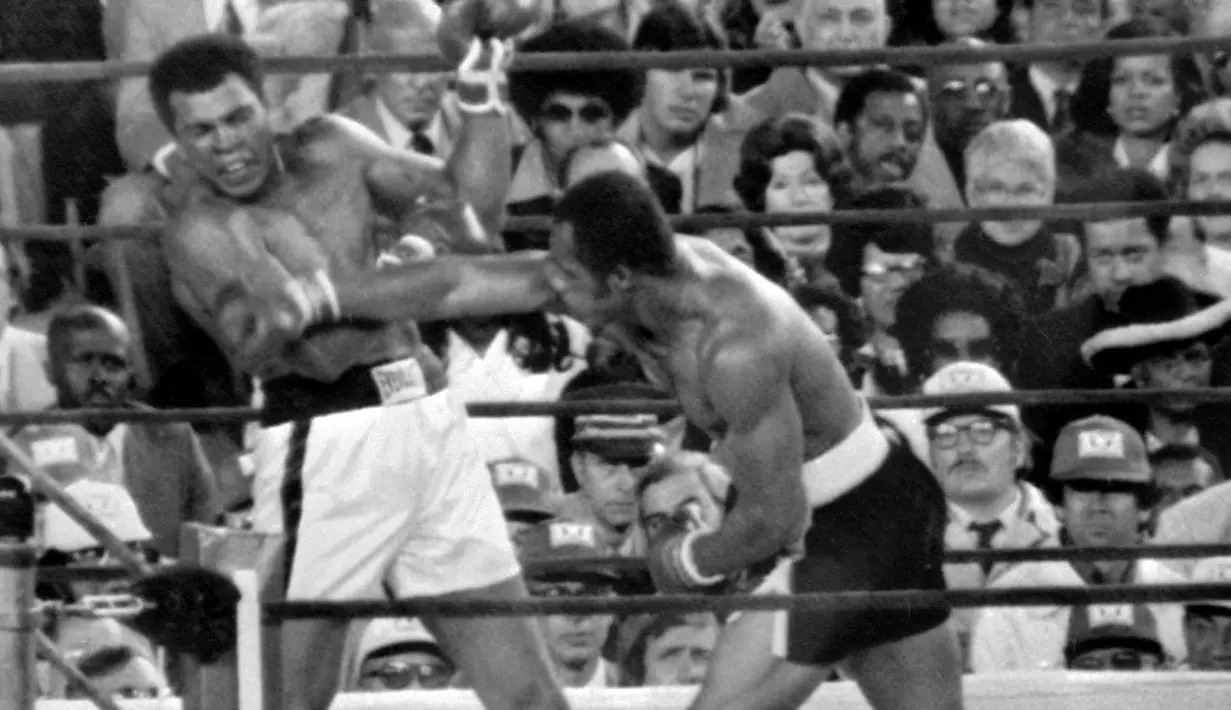 Muhammad Ali mempertahankan gelar kelas berat melawan Ken Norton di Stadion Yankee, New York, AS, 9 September 1976. (AFP)