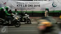 Spanduk dukungan pelaksanaan KTT Luar Biasa OKI terpasang di depang gedung Kemenpora, Jakarta, Jumat (4/3/2016). KTT Luar Biasa OKI akan berlangsung 6-7 Maret di Jakarta Convention Centre. (Liputan6.com/Helmi Fithriansyah)