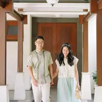 Potret serasi yang gemas antara Maudy Ayunda dan Jesse Choi. Merayakan Lebaran pertama sebagai pasangan suami istri, Maudy dan Jesse kompak mengenakan busana bernuansa kehijauan yang lembut. Maudy tampil cantik dengan atasan putih dan rok panjang berwarna hijau, sedangkan Jesse tampil dengan baju koko hijau dan celana panjang putih. Foto: Instagram.