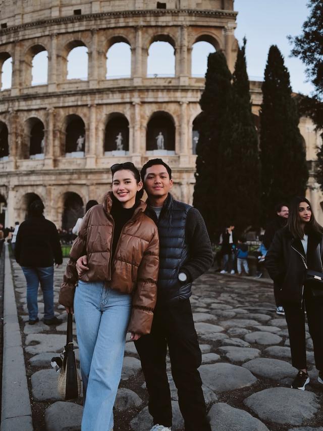 Sarah Menzel Tampil Berkerudung Saat Liburan di Paris, Warganet Doakan Agar Segera Mualaf