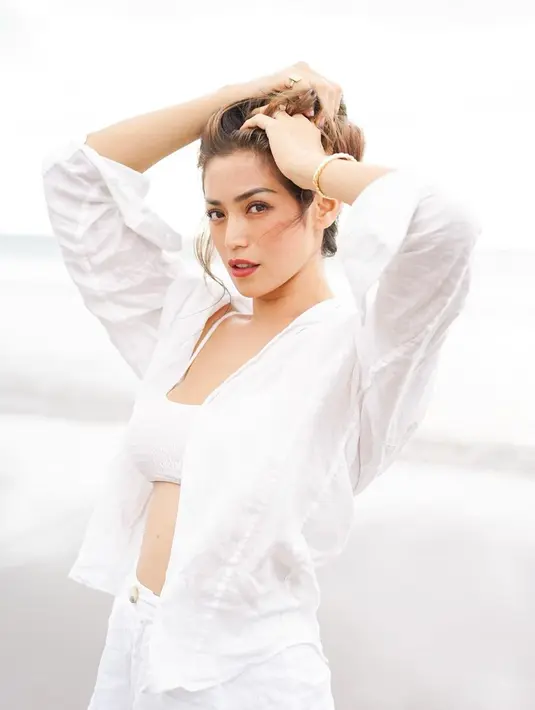 "Bingung ngomongin pernikahan gimana ya, hubungannya udah berakhir, gitu ya kan. Kalo misalnya jodoh itu di tangan Tuhan," kata Jessica Iskandar. (Instagram/inijedar)