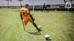 Pemain Tim Macan Amputasian mengenakan masker untuk mencegah penularan COVID-19 saat berlatih di Jakarta, Sabtu (28/11/2020). Latihan tersebut dilakukan dalam rangka persiapan Piala Gubernur DKI tahun 2021 (Liputan6.com/Faizal Fanani)