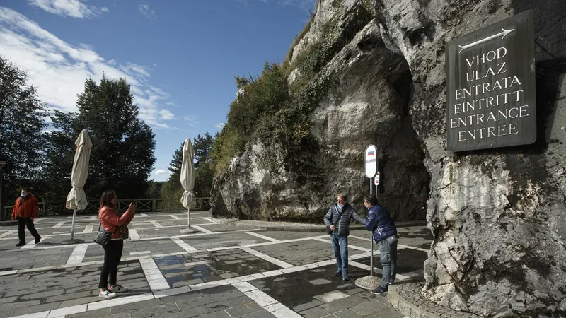 FOTO: Menyusuri Keindahan Gua Postojna di Slovenia