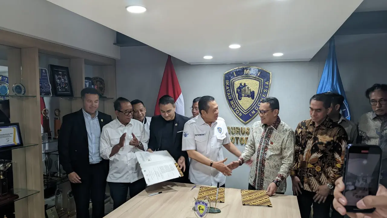 Kerja sama IMI, KADIN, Dan Menteri Perlindungan Pekerja Migran Indonesia. melakukan simbolis kerja sama untuk terwujudnya acara formula 1