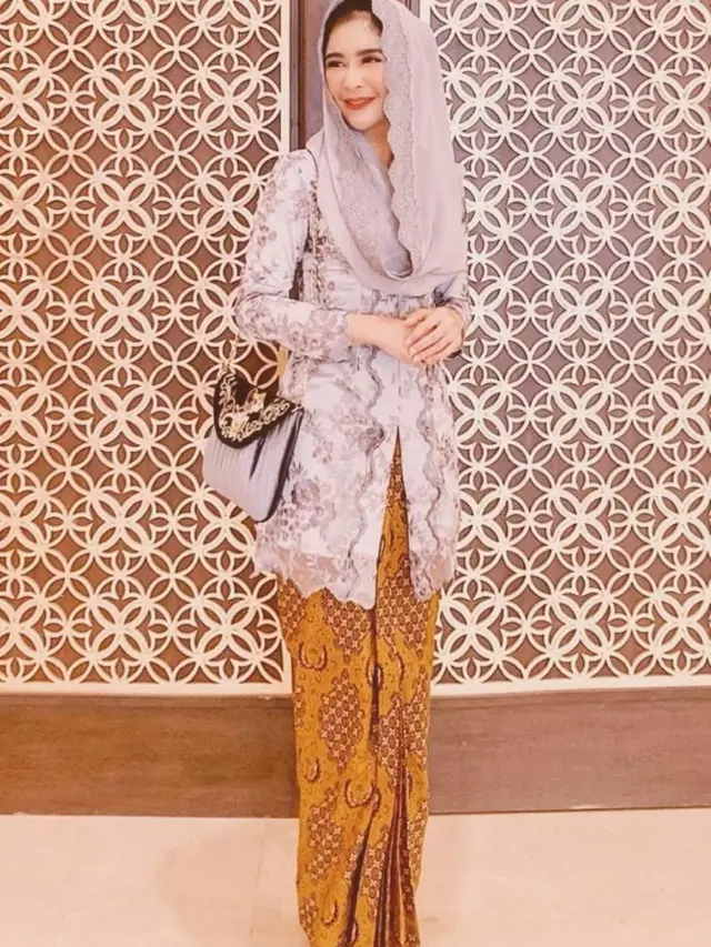 Potret Model Kebaya Panjang Uut Permatasari