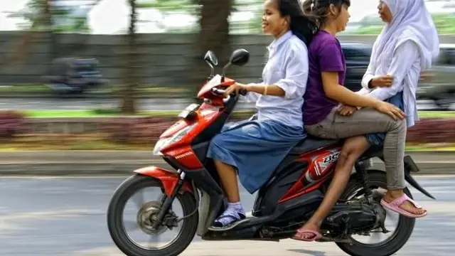 6 Potret Murid Boncengan saat Berangkat Sekolah Ini Bikin Tepuk Jidat