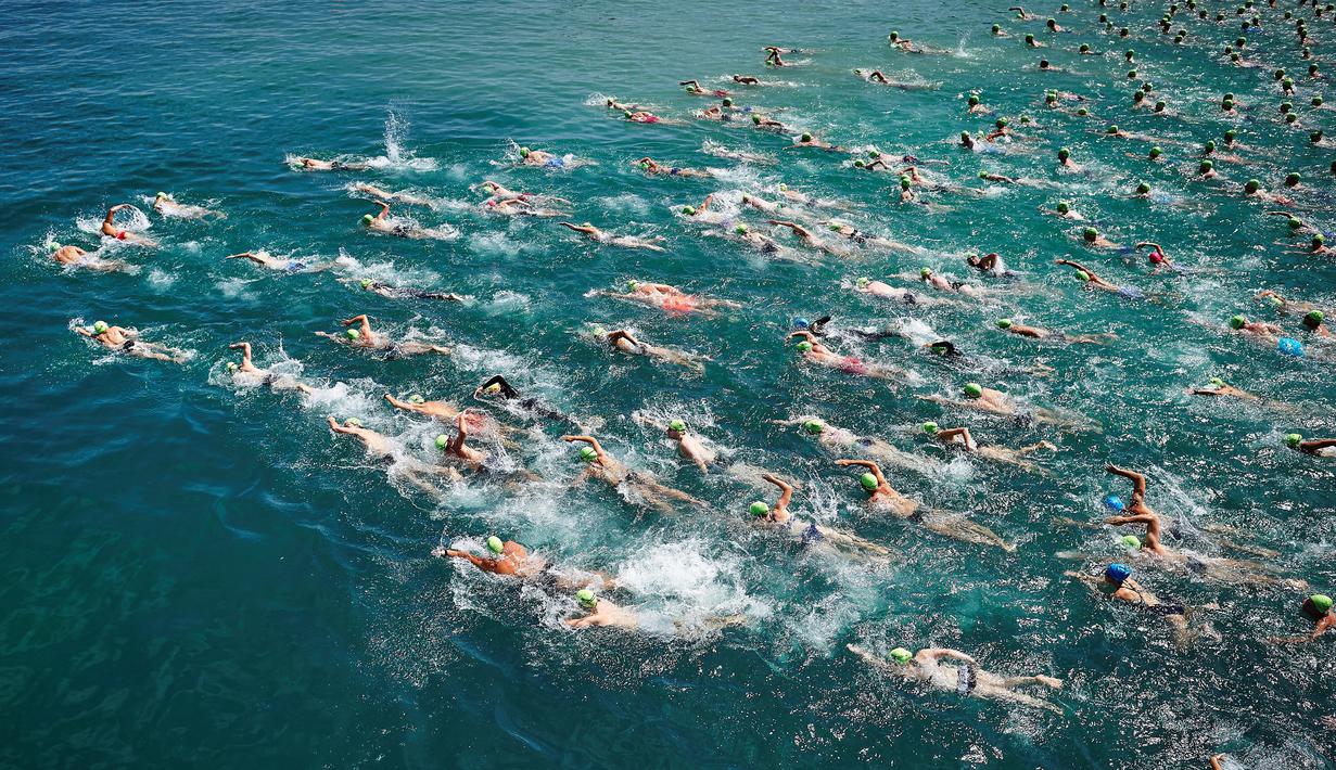 Para peserta memenuhi Danau Zurich saat berpartisipasi dalam perhelatan tahunan di Swiss, 5 Juli 2017. Dalam ajang tersebut, ratusan orang harus bersaing mengarungi Danau Zurich sejauh 1,5 kilometer. (AFP PHOTO / Michael Buholzer)