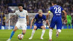 Pemain Zenit St Petersburg Claudinho (kiri) berebut bola dengan pemain Chelsea Jorginho (tengah) dan Cesar Azpilicueta pada pertandingan Grup H Liga Champions di Stadion Stamford Bridge, London, Inggris, Selasa (14/9/2021). Chelsea menang 1-0. (AP Photo/Kirsty Wigglesworth)