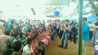 Kak Seto menghibur anak-anak korban gempa Aceh di pengungsian di Pidie Jaya (Liputan6.com/ Muslim AR)